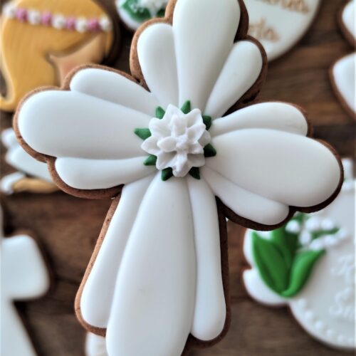 Krzyż z białym kwiatem