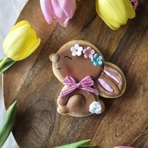 Zajączek z kwiatkami i kokardą