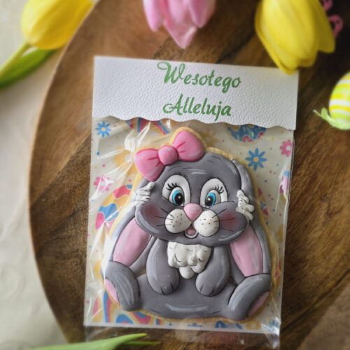 Szary zajączek z kartonikiem